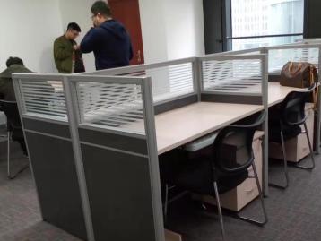 成都辦公用品廠家批發 一站式采購工位桌、隔斷屏風、辦公桌椅、培訓桌、電腦桌及通訊設備